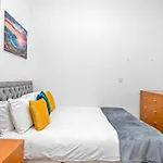 Cozy 2-Bed Group & Family Apartment Near London Excel, 02 Arena, City Airport With Free Parking