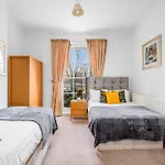 Cozy 2-Bed Group & Family Apartment Near London Excel, 02 Arena, City Airport With Free Parking