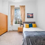 Cozy 2-Bed Group & Family Apartment Near London Excel, 02 Arena, City Airport With Free Parking