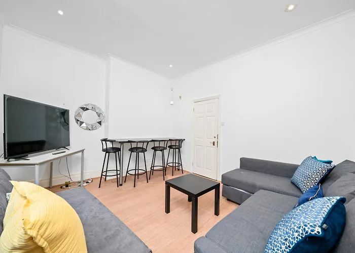 Cozy 2-Bed Group & Family Apartment Near London Excel, 02 Arena, City Airport With Free Parking