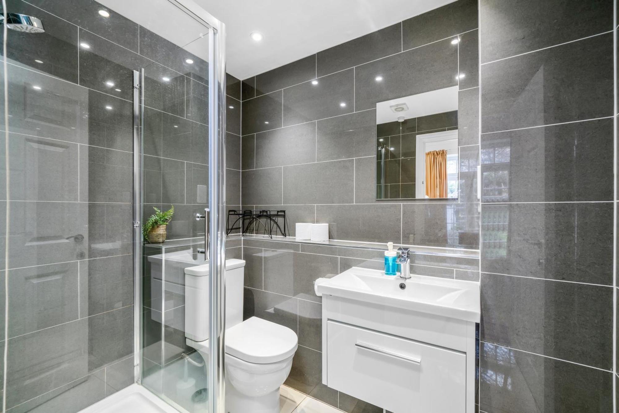 Apartment Cozy 2-bed Group & Family Near Excel, 02 Arena, Airport With Free Parking London