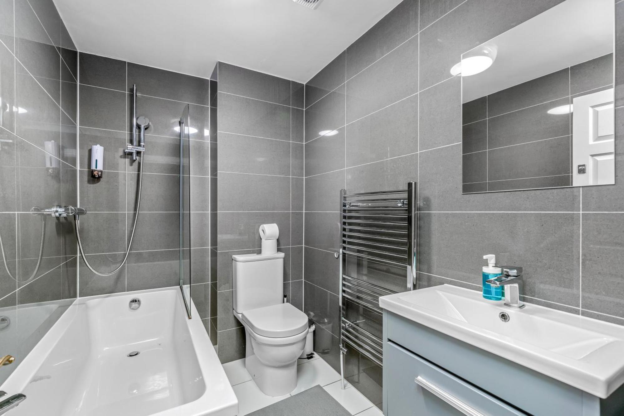 Cozy 2-bed Group & Family Near Excel, 02 Arena, Airport With Free Parking Apartment London