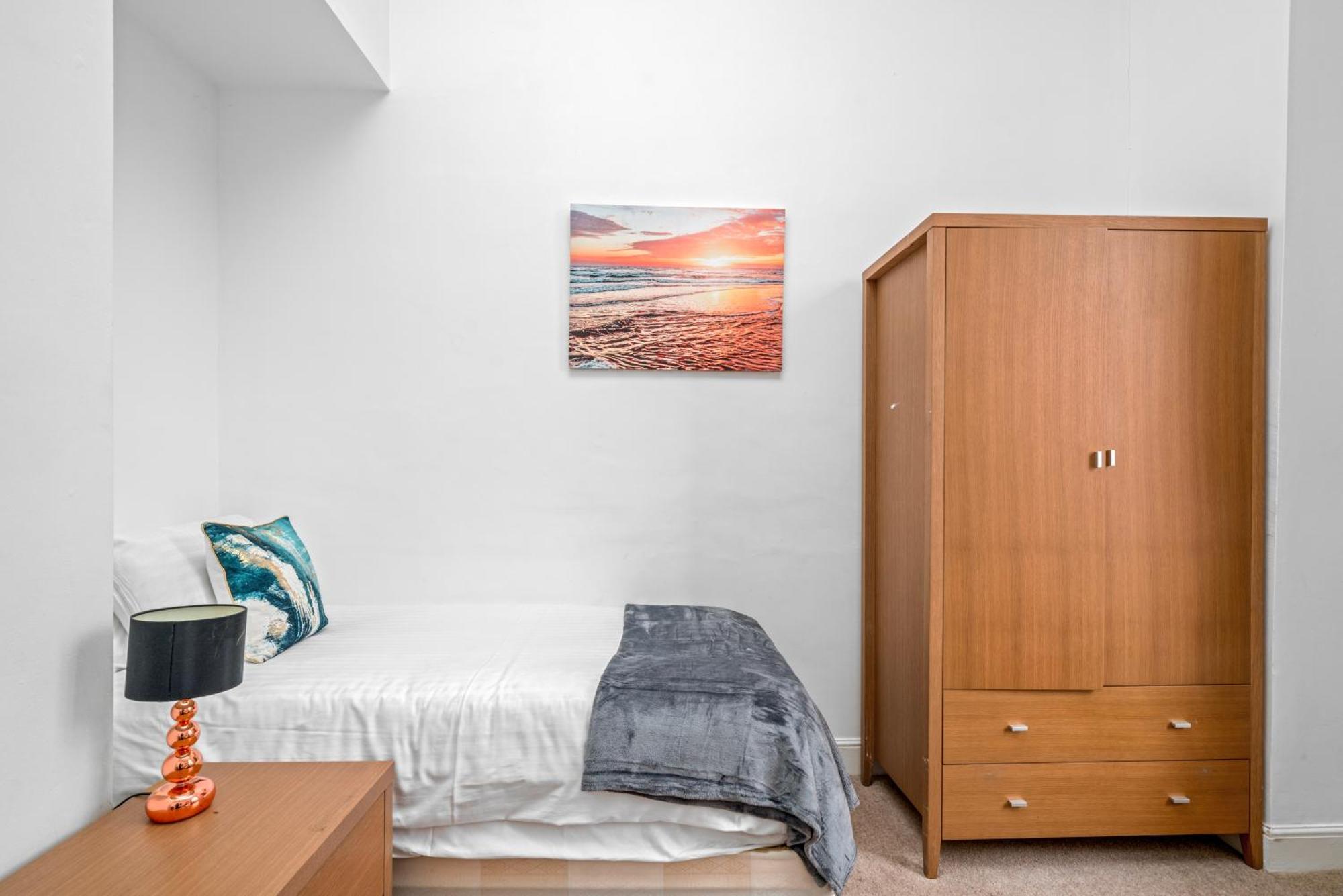Apartment Cozy 2-bed Group & Family Near Excel, 02 Arena, Airport With Free Parking London