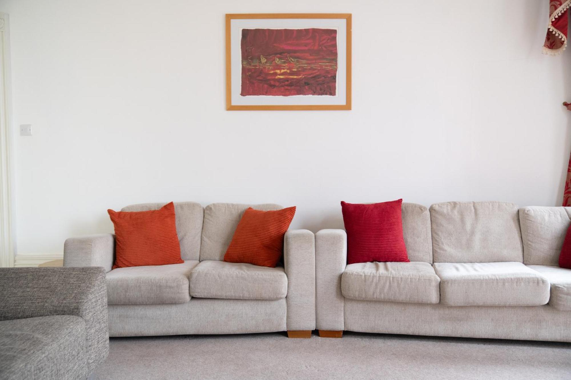 Cozy 2-bed Group & Family Near Excel, 02 Arena, Airport With Free Parking London